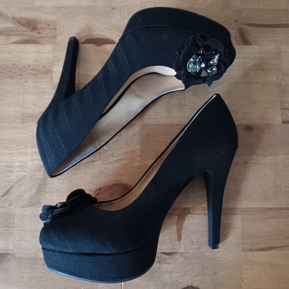 Gianni Bini Platform Pumps Black Round Toe Shoes With Flower & Gem Sz 7 - Picture 3 of 9